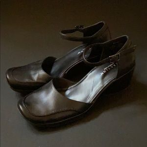 Kenneth Cole Reaction wedge heels size 5.5